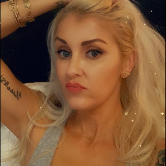 Meet your Posher, April - Picture 2 of 3